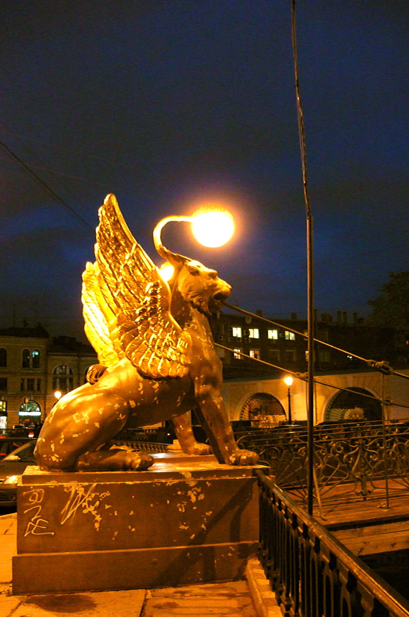 Banking bridge lion (Saint-Petersburg) [Alexander Shemetev]