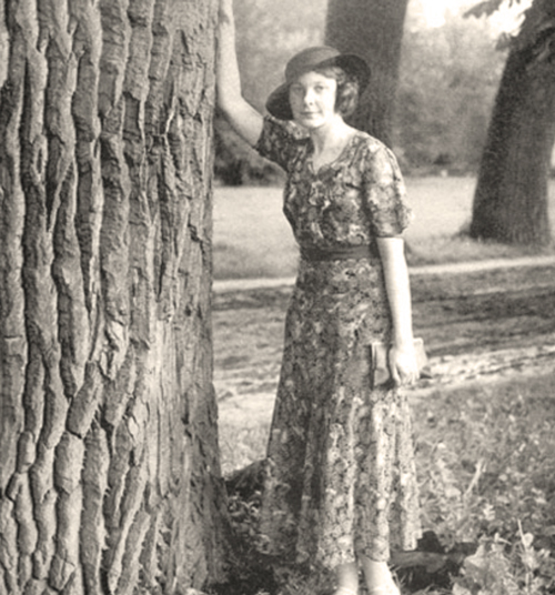 Olena_Teliha_near a_big_tree